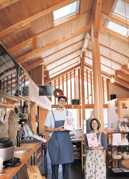 天井が高く明るい店内。真ん中の柱も飯村さんらが切り出し、加工したもの