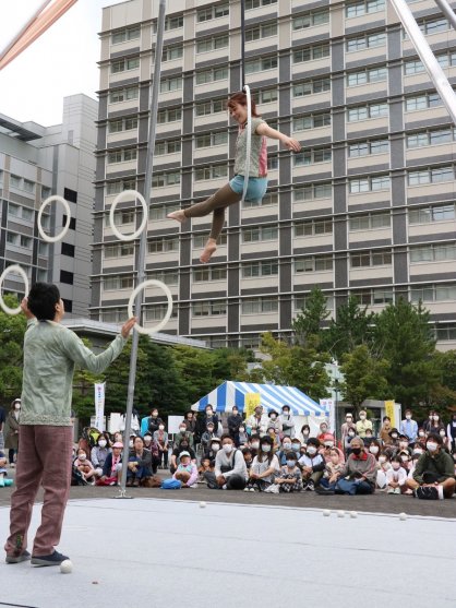 エアリアルとジャグリングの技に見入る家族連れら＝高松市サンポート