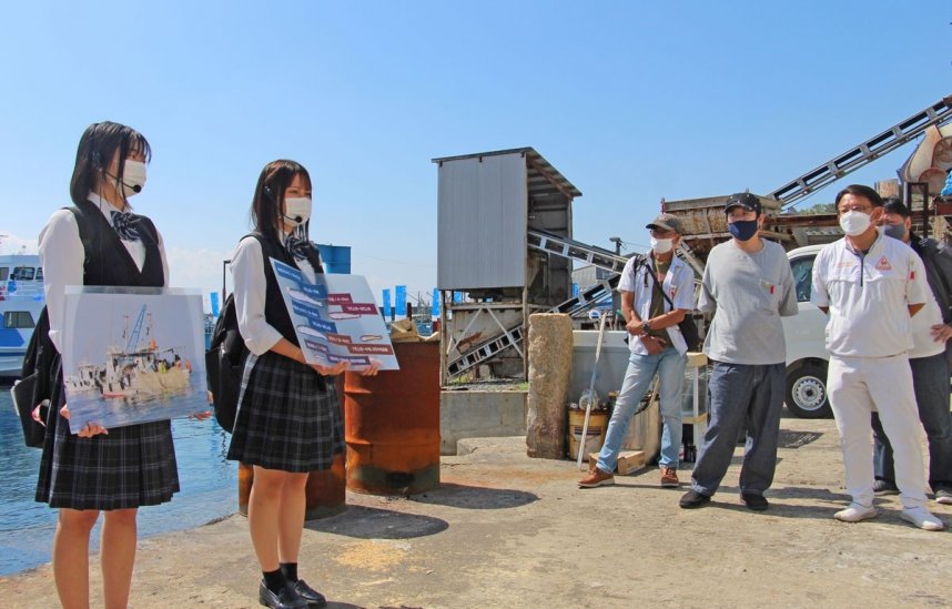 伊吹島観光ツアーのプレツアーでイリコについて説明する生徒たち＝観音寺市伊吹町