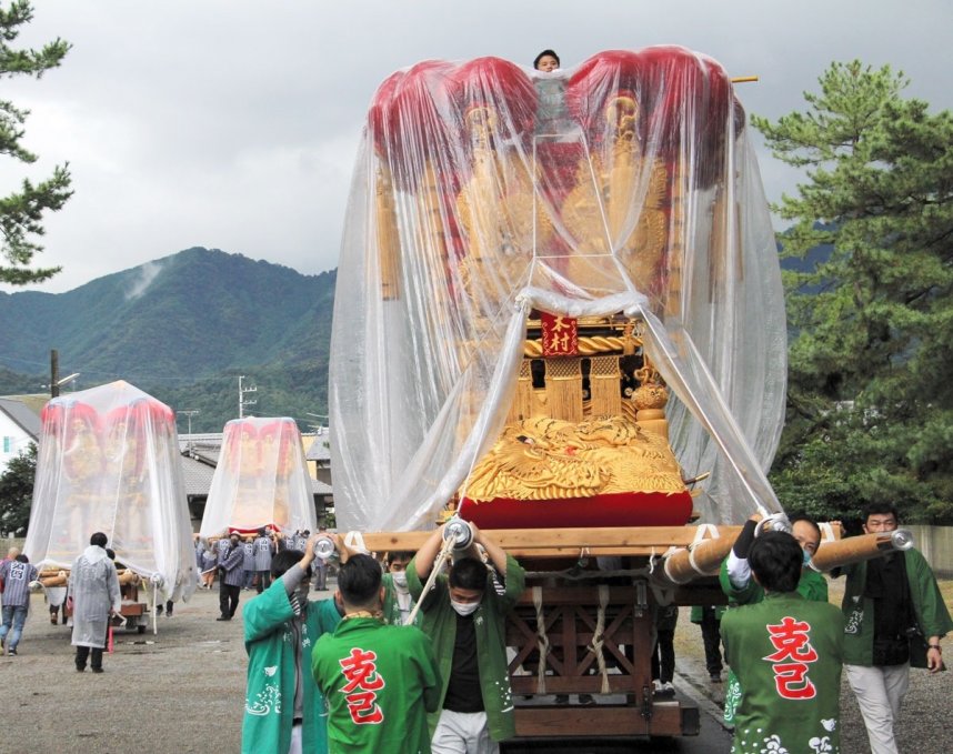 氏参りで境内を練り歩くちょうさ＝香川県観音寺市豊浜町、豊浜八幡神社