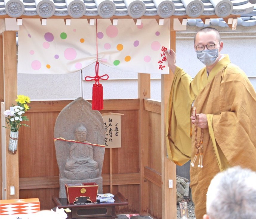 阿弥陀堂に安置された「ゆいあみだ」をお披露目する森住職＝三豊市高瀬町、徳成寺