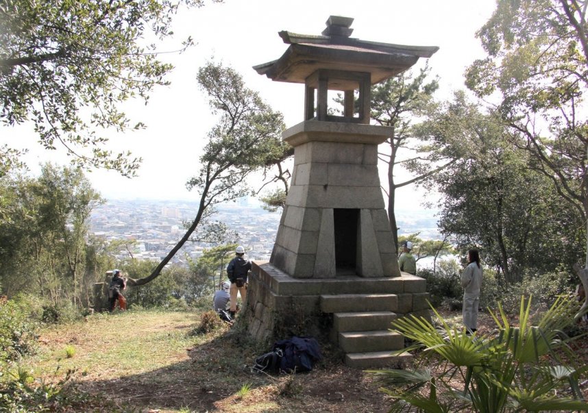 伐採により観音寺港周辺の市街地が見渡せるようになった琴弾山の高灯籠＝香川県観音寺市八幡町