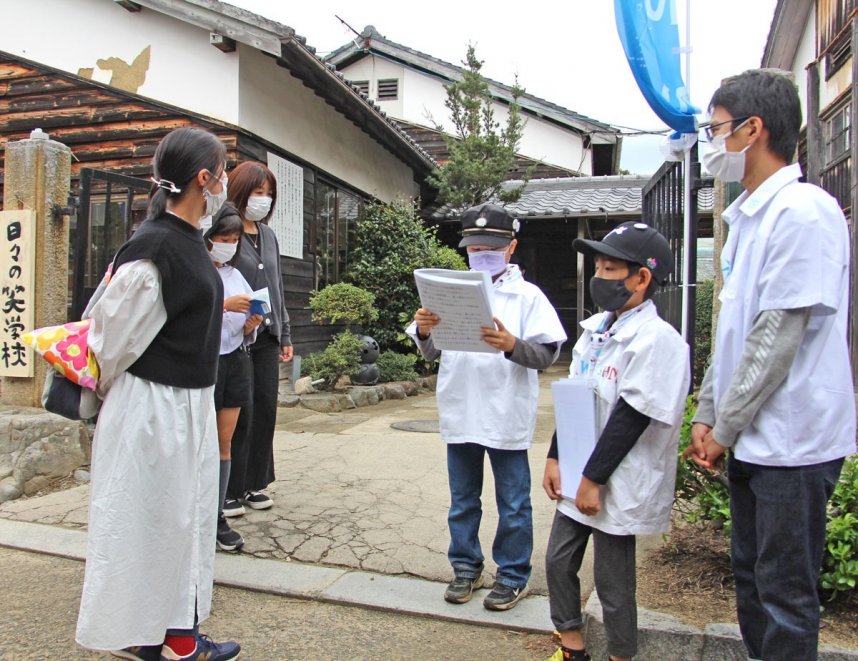 粟島芸術家村を案内する子どもガイドたち＝三豊市詫間町、粟島