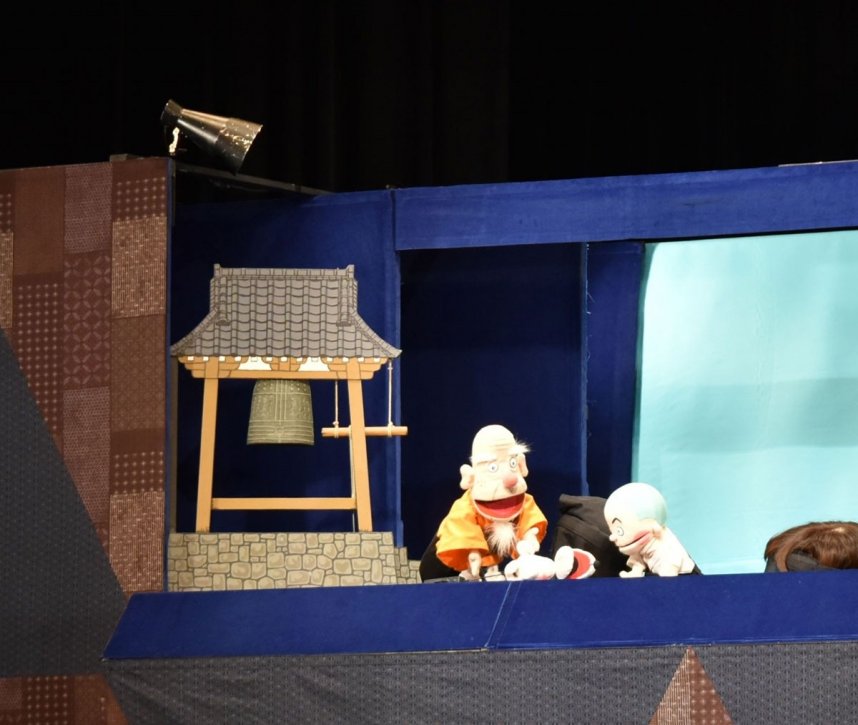 子どもらを楽しませた岡山県の劇団による公演の一場面＝東かがわ市西村、とらまるパペットランド