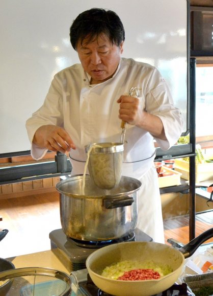 創作うどんを試作する奥田シェフ＝香川県琴平町