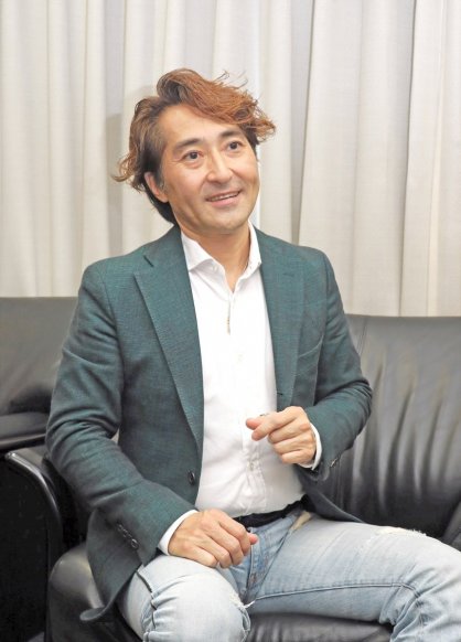 「誰もが幸せになれる作品」と語る吉田さん＝高松市中野町、四国新聞社
