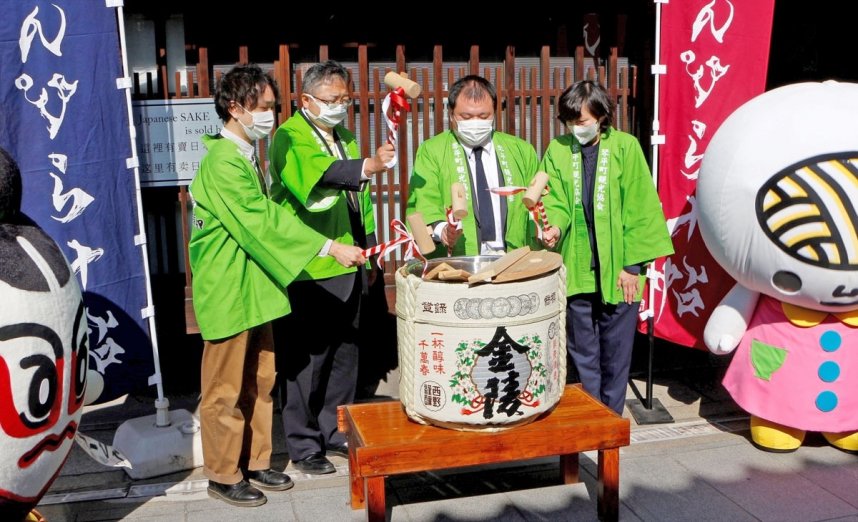 こんぴら十帖の開会式に臨む漆原会長（右から２人目）や片岡町長（同３人目）ら＝琴平町