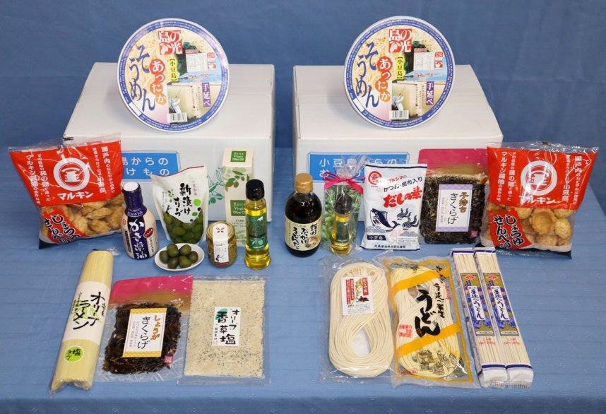 小豆島の特産品をお歳暮用に詰め合わせた「小豆島オリーブセット」（左）と「小豆島うどんセット」