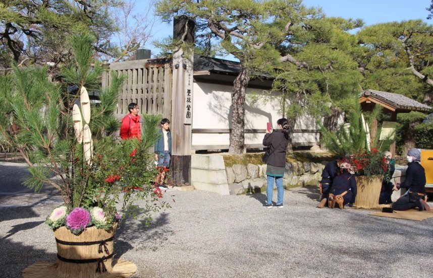 新年に向けて飾り付けられた門松＝高松市栗林町、栗林公園