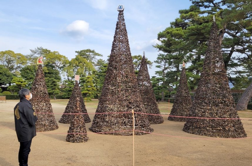 玉藻公園にお目見えした「松ぼっくりツリー」＝香川県高松市玉藻町