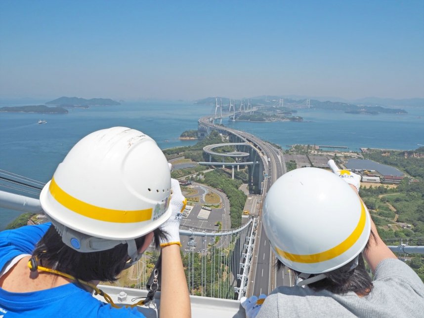 坂出市がふるさと納税の返礼品に追加した「瀬戸大橋スカイツアー」。貸し切りで地上１７５メートルからの絶景を楽しめる（資料）