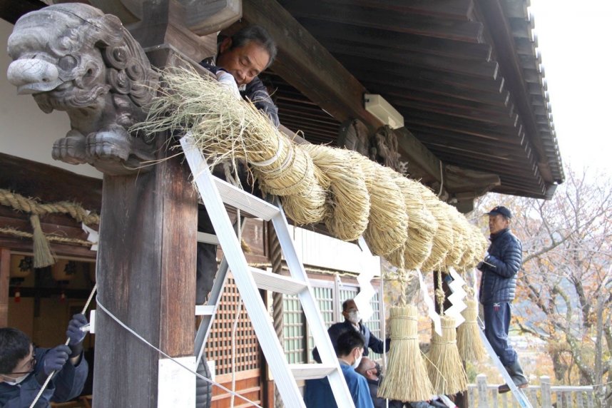 新年を前に取り付けられる真新しい大しめ縄＝香川県観音寺市高屋町、高屋神社下宮