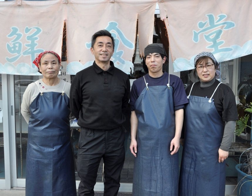 いただきさんの海鮮食堂の山本泰平社長（左から２人目）ら