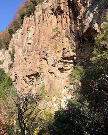 新しいクライミングエリア「赤嶽」。高さ約５０㍍、全幅約３００㍍で多彩な登攀ルートがありトップクライマーが注目している＝香川県土庄町大部