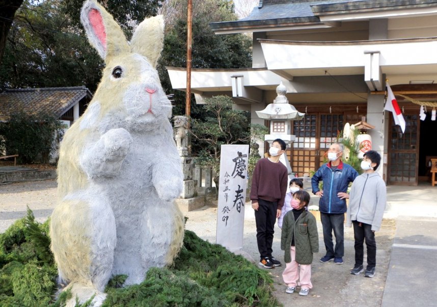 氏子らが作ったウサギの巨大干支飾り＝香川県まんのう町吉野、大宮神社