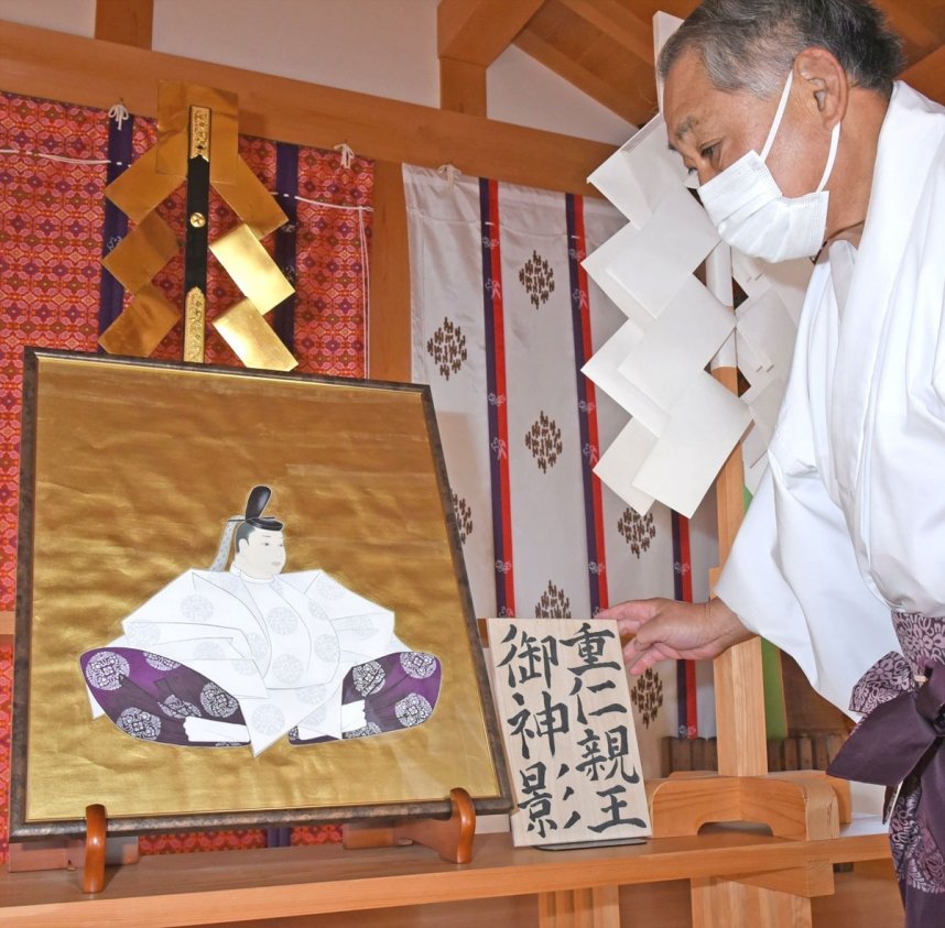 檀紙八幡神社にお目見えした重仁親王の肖像画と長岡宮司＝高松市檀紙町