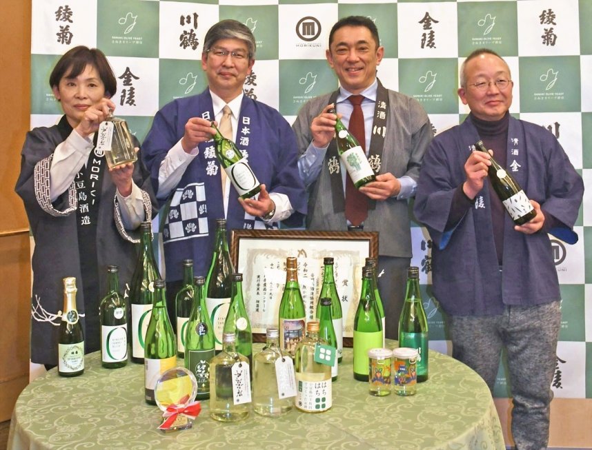 さぬきオリーブ酵母を使った４社の日本酒と代表者＝高松市のホテル