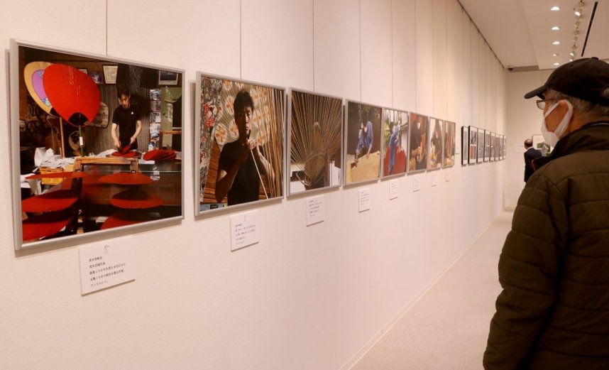 丸亀うちわの製作風景を紹介する写真展＝香川県高松市上林町、大西・アオイ記念館