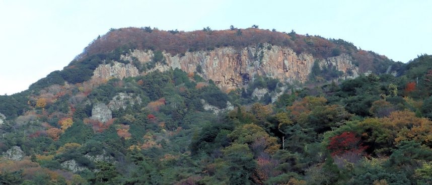 西側から見た赤嶽の全景。赤っぽい岩肌が特徴