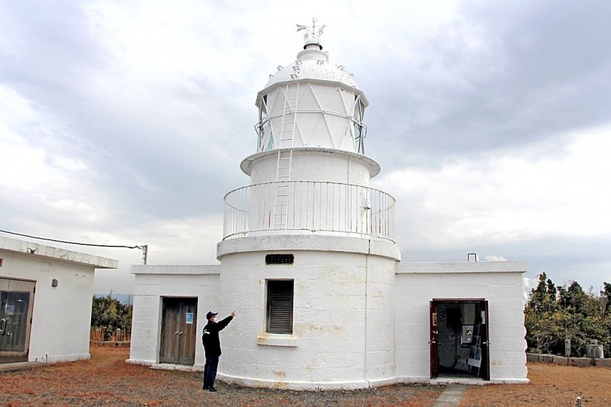 県内最古の洋式灯台「鍋島灯台」を案内してくれた海上保安部の間賀さん＝坂出市与島町、鍋島