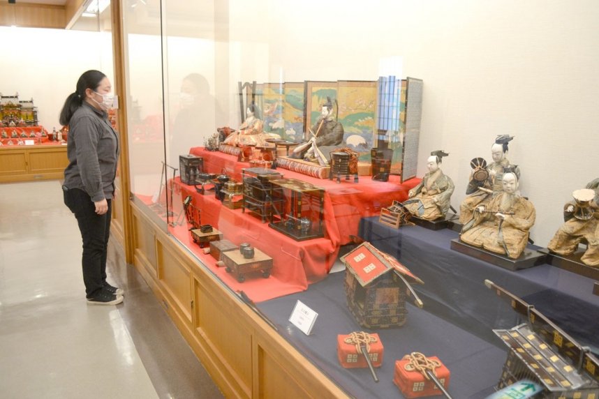 京極家の家紋入りのひな飾りなどが並ぶ企画展＝香川県多度津町家中、町立資料館