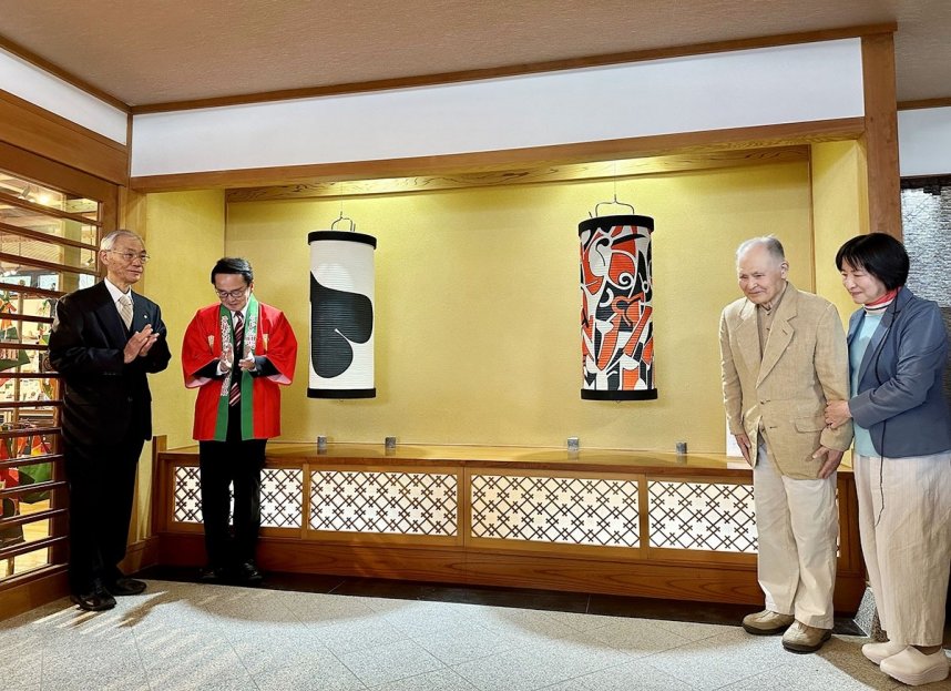 讃岐提灯のオブジェの完成を祝う川島さん（右から２人目）と三好さん（左端）、知事ら