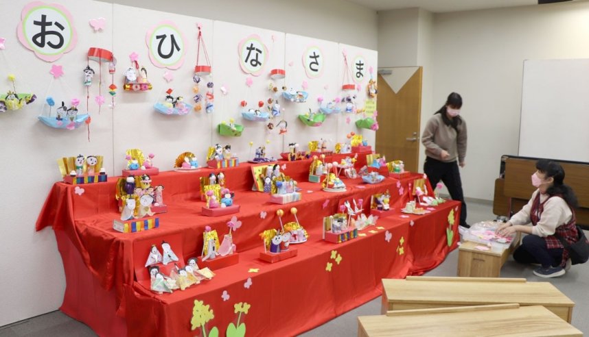 子どもたちが手がけた愛らしいひな人形が並ぶ会場も＝宇多津町、町保健センター
