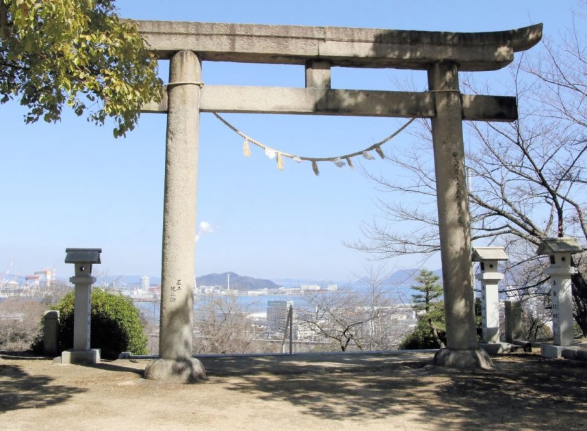 境内からは塩田跡地の番の州を見下ろすことができる＝香川県坂出市常盤町、塩竈神社