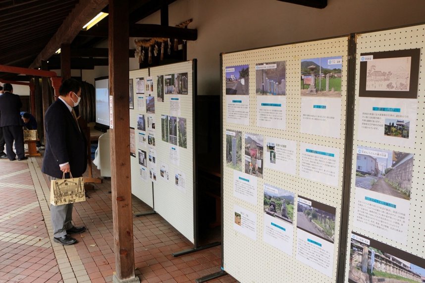 道標や丁石などの史跡を紹介するこんぴら街道展＝香川県仲多度郡琴平町、金陵の郷