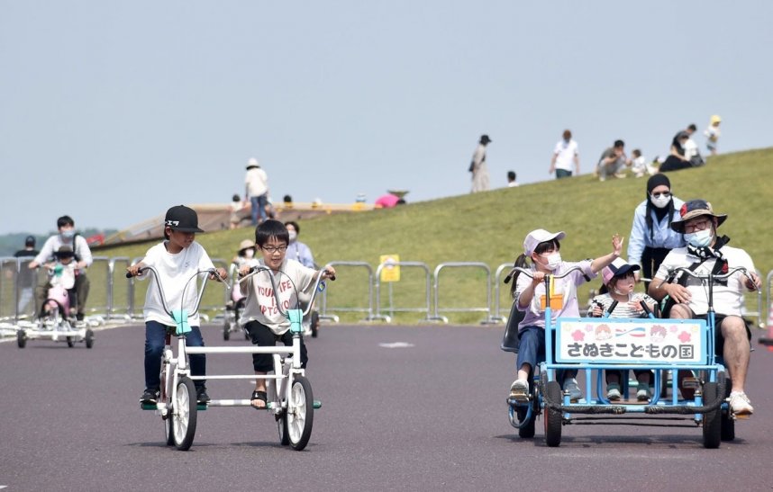 屋内外でさまざまな体験ができる「さぬきこどもの国」。変わり種自転車は親子で楽しめる＝２０２２年５月５日、香川県高松市香南町
