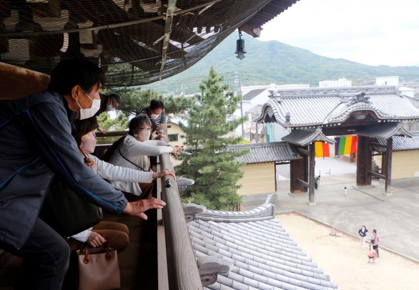 五重塔からの景色をこわごわ楽しむ来場者＝香川県善通寺市、総本山善通寺