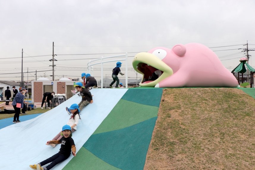 巨大モニュメント「みんなのヤドン」などで遊ぶ園児ら＝香川県綾川町萱原、ヤドン公園