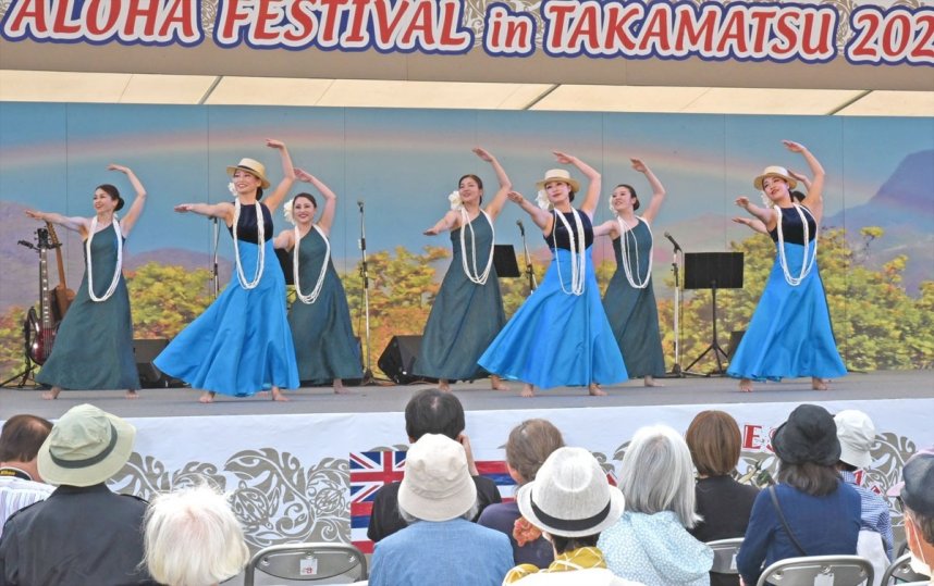 華やかなステージを繰り広げるアロハフェスティバルの出演者＝香川県高松市番町、市中央公園