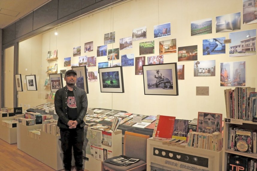 写真と愛読書について解説する宮脇＝香川県高松市牟礼町、市石の民俗資料館