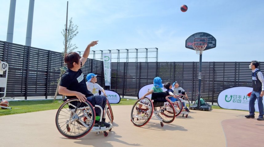 完成した「グルーンまるがめ」で遊びを体験する園児たち＝香川県丸亀市富士見町、ボートレースまるがめ