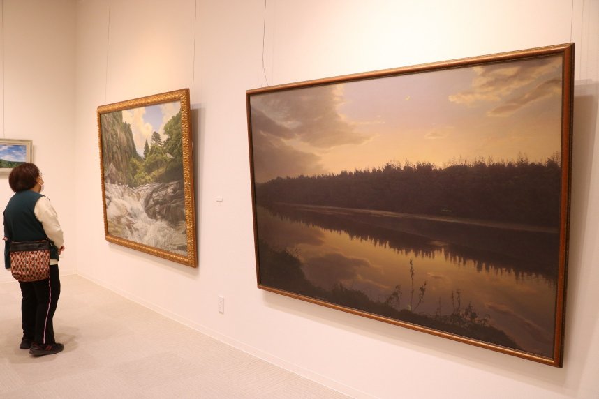 愛媛県などの風景作品に見入る来場者＝香川県高松市上林町、大西・アオイ記念館