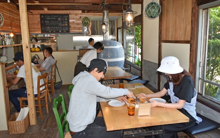 焼きたてのピザを味わう来店客
