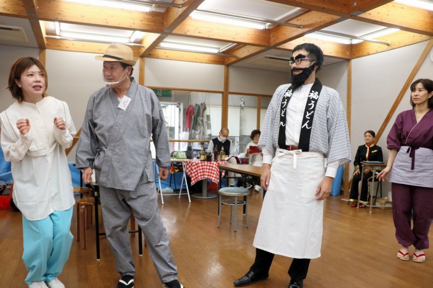 練習に汗を流す劇団員＝香川県高松市塩上町