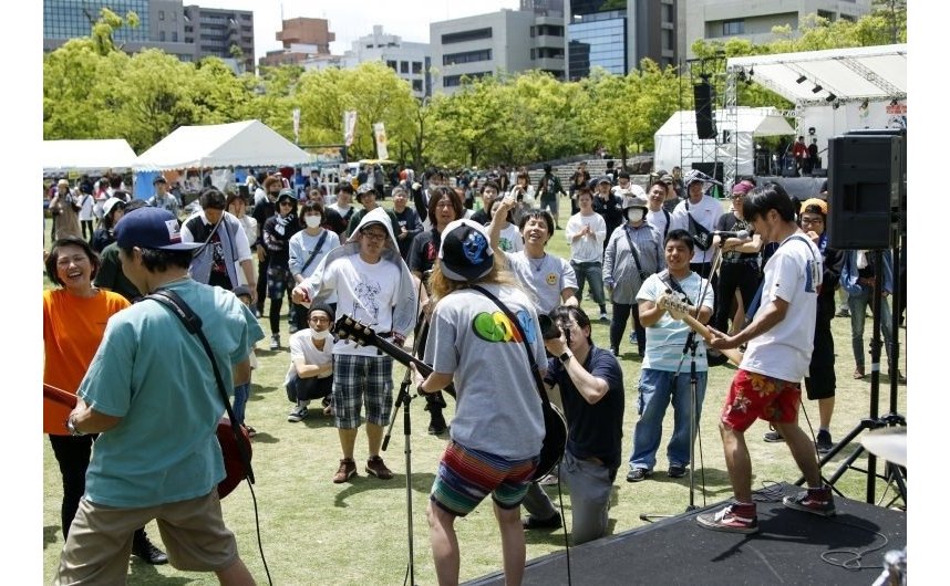 全身でロックを楽しむ観客ら＝２０１９年、香川県高松市番町の市中央公園