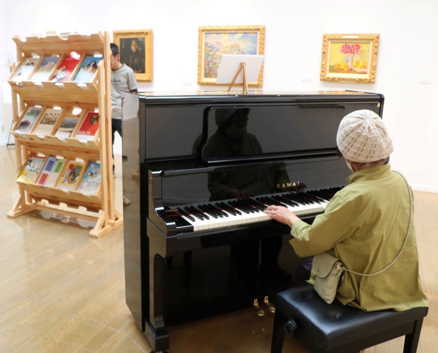 常設展示室に設置されたピアノを弾く来館者＝高松市塩江町、市塩江美術館