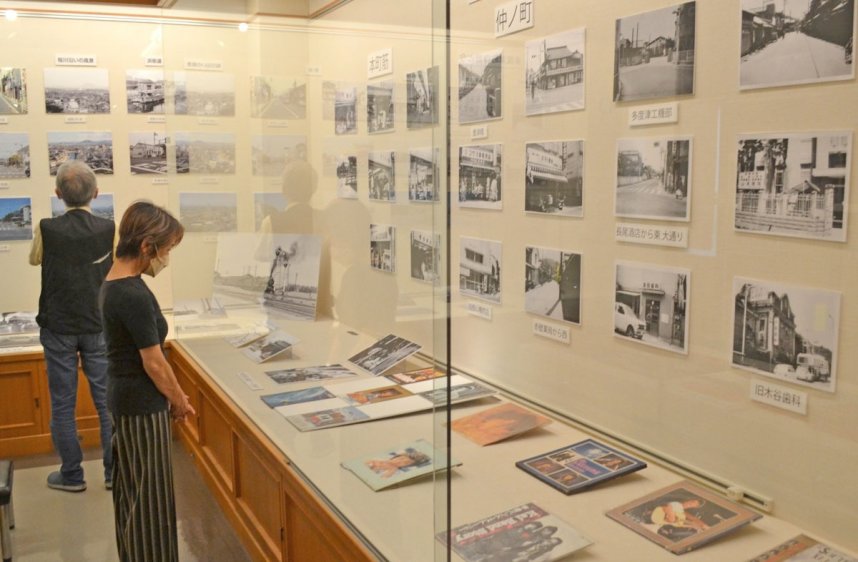 昔懐かしい多度津の写真が並ぶ企画展＝香川県仲多度郡多度津町家中、町立資料館