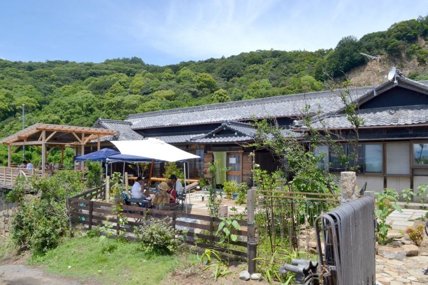 抜群のロケーションに建つゲストハウス「ロックガーデン　宿・星と海」