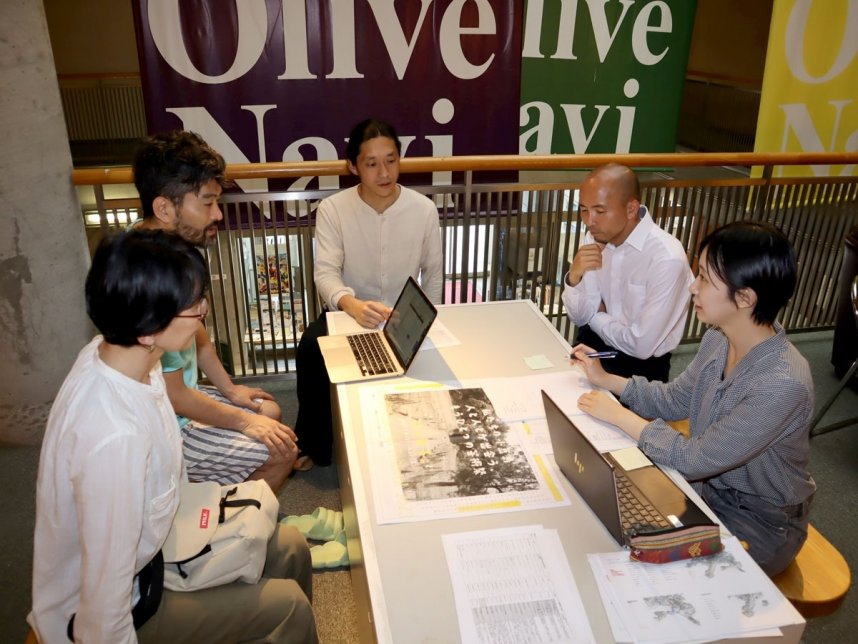 パンフレットの作成など「小豆島もうひとつの芸術祭」の効果的な誘客について話し合う住民ら＝香川県小豆島町西村、オリーブナビ小豆島