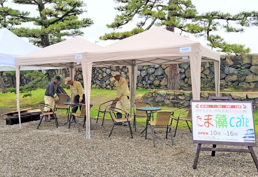 １日から開設するカフェなどの準備に当たる職員たち＝香川県高松市玉藻町、玉藻公園