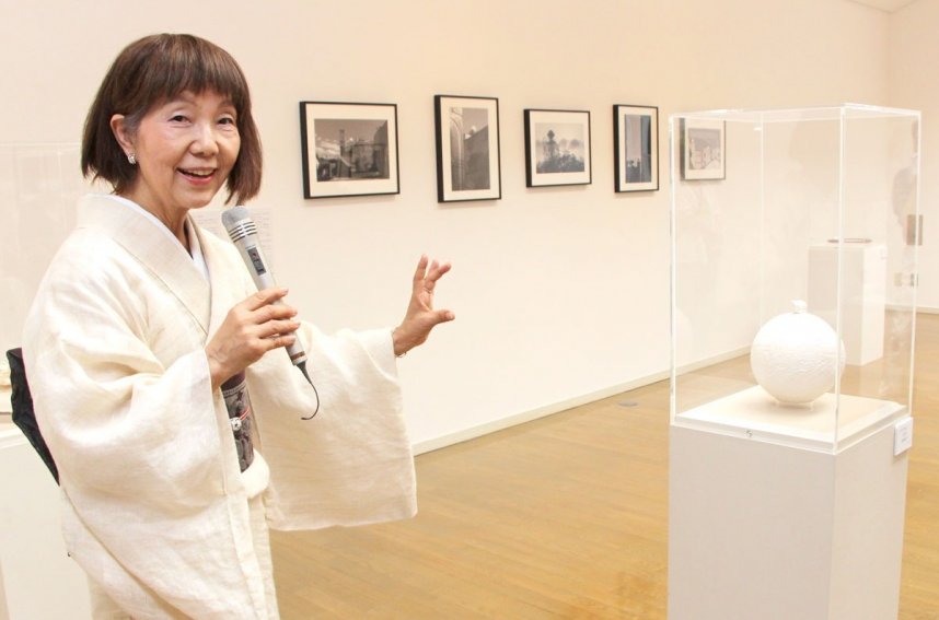 禅の世界観を表現した立体作品や写真などを解説する妻の朝子さん