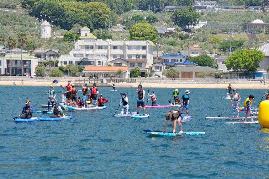 オリーブビーチ沖でＳＵＰを楽しむ家族連れら＝２０２２年５月２９日、小豆島町西村