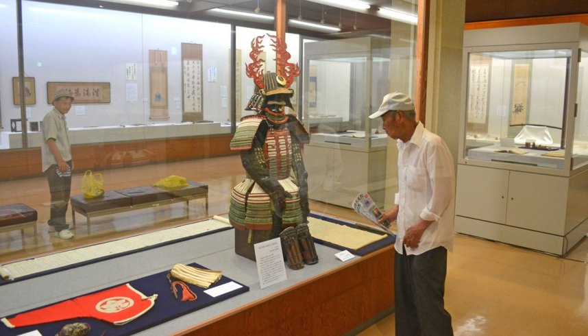 京極家家臣の関連資料に見入る来館者＝香川県丸亀市一番丁、市立資料館