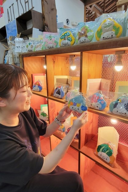 道の駅源平の里むれで販売が始まった讃岐の自然や食などをモチーフにしたがま口＝香川県高松市牟礼町