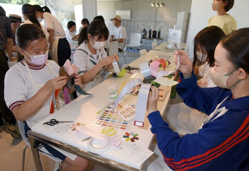 ワークショップでアート作品作りに取り組む中学生ら