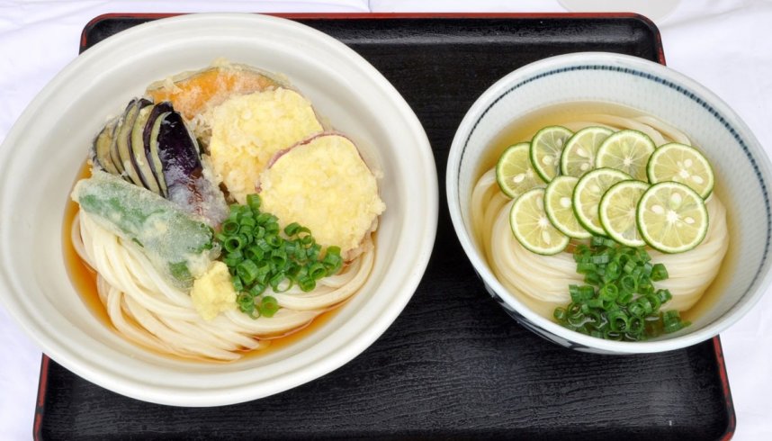 サツマイモの天ぷら入りの野菜天ぶっかけ（左）とすだちうどん